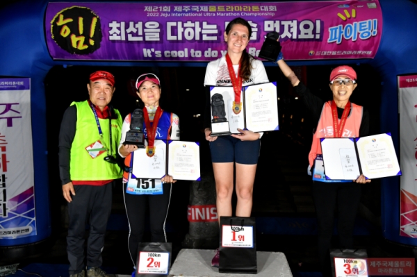 2022년 제주국제울트라마라톤대회 100Km부문에서 여자부 1위를 차지한 아네트씨(가운데 1위))